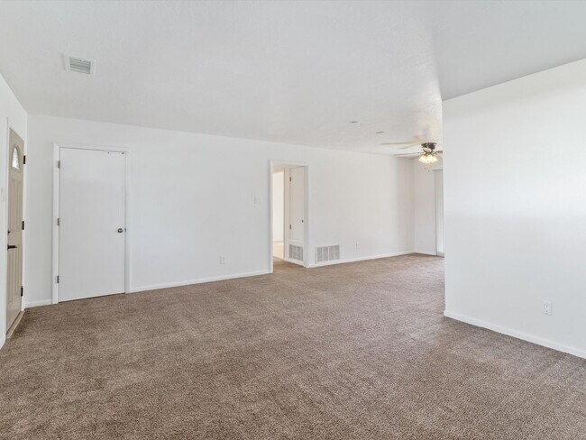 Building Photo - Spacious 4-Bed, 2-Bath Home | Large Backyard| Quick Access to Highway 528 and Other Routes| Pre-L...