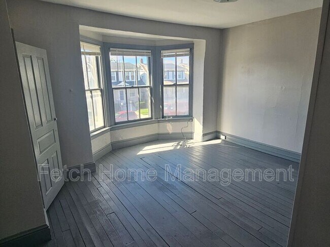 Building Photo - 909 E Princess St