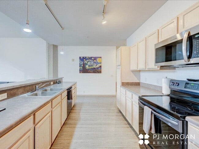 Building Photo - Great downtown location!