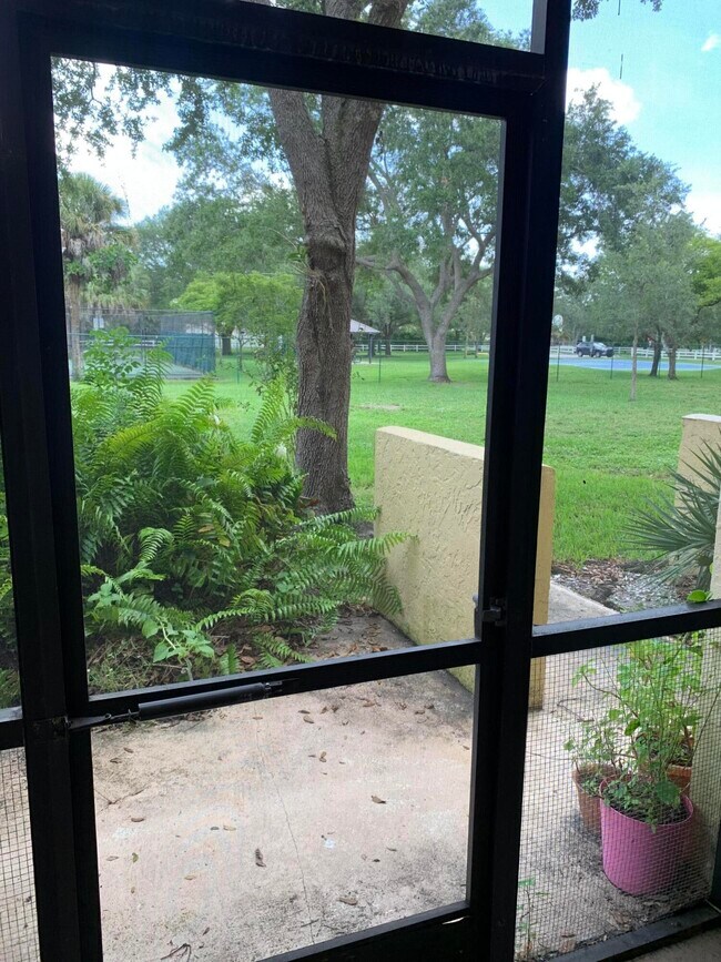 Building Photo - 2015 Coral Ridge Dr