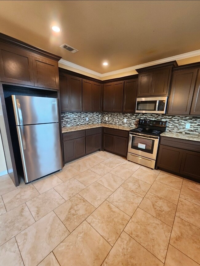 Building Photo - 3 bed 2 bath home