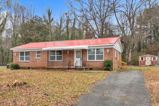 Building Photo - Welcome to your renovated 3-bed, 2-bath gem in scenic Gaffney, SC! $1,450/mo rent