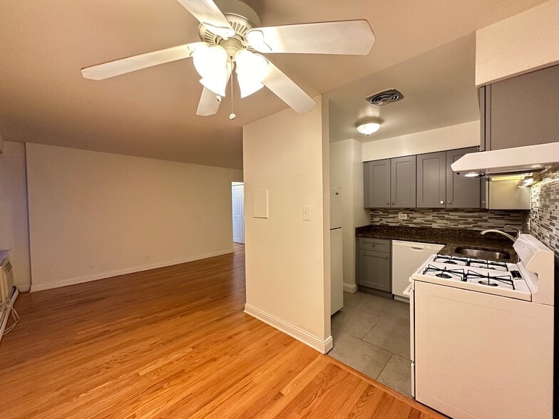 Building Photo - 3710 N Pine Grove Ave