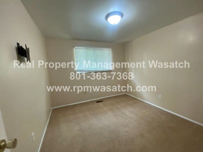 Building Photo - 1098 E Violet Cir
