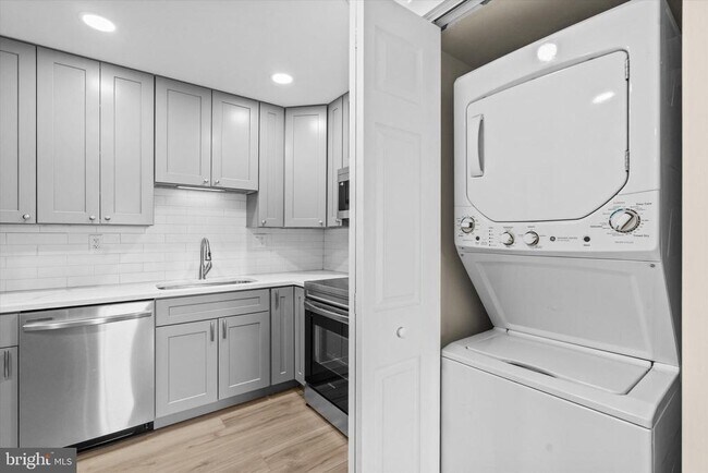 Building Photo - 3800 Powell Ln