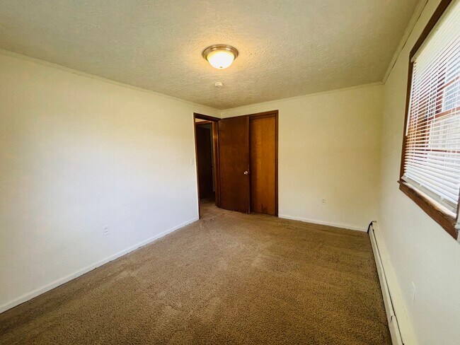 Building Photo - 208 Broce Dr