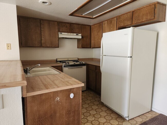 Building Photo - CUTE 2ND FLOOR  1 BEDROOM CONDO W/ LOFT