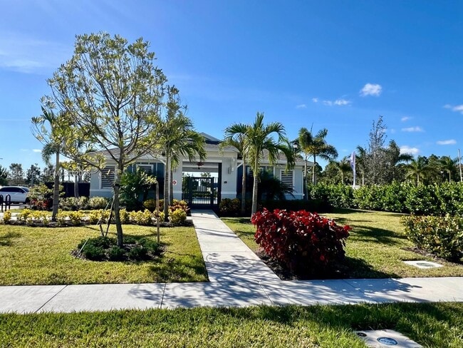 Building Photo - 405 SE Crossoak Ln