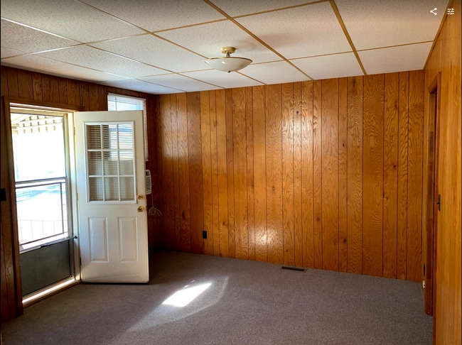 Building Photo - Well maintained 1 bedroom apartment 30 minutes from Asheville in downtown Marion, NC