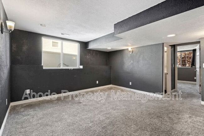 Building Photo - 2829 Avocado Ave
