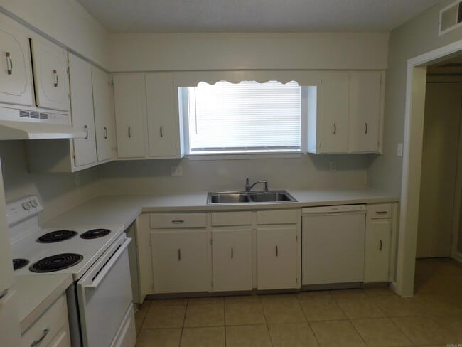 Building Photo - 2203 Fendley Dr
