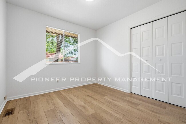 Building Photo - Charming Home with Central AC & Washer/Dryer