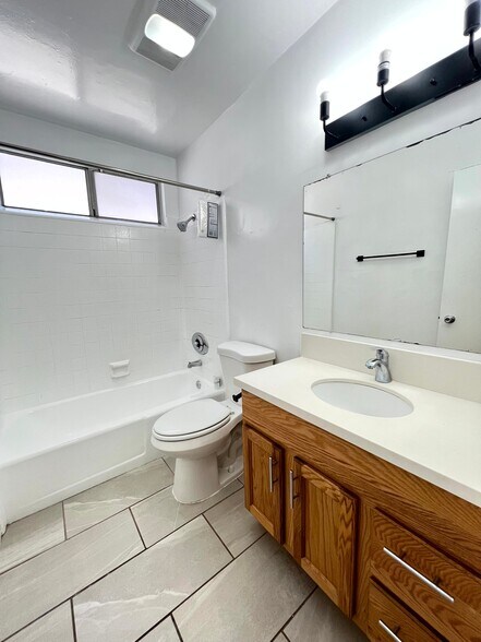 Building Photo - 1317 S Bundy Dr
