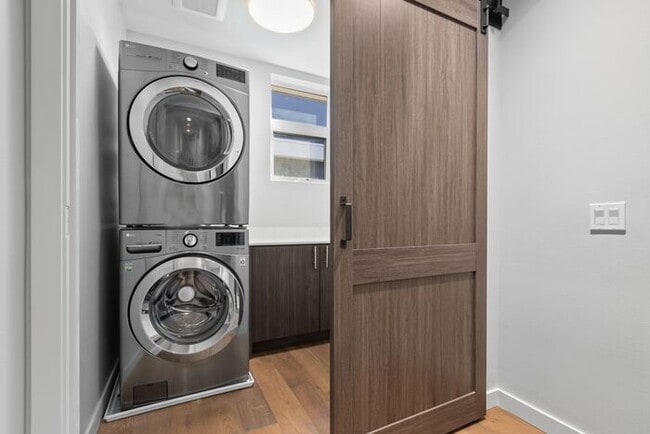 Building Photo - Stunning AIR CONDITIONED Alki Townhome w/ Rooftop Ocean View