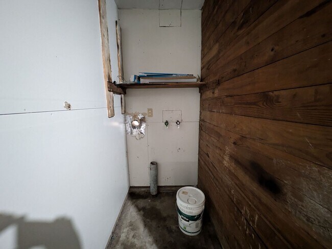 Building Photo - 302 Bridal Wreath Ave