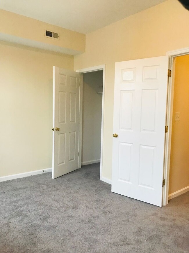 Building Photo - Gorgeous 6-Bedroom Townhouse One Block fro...