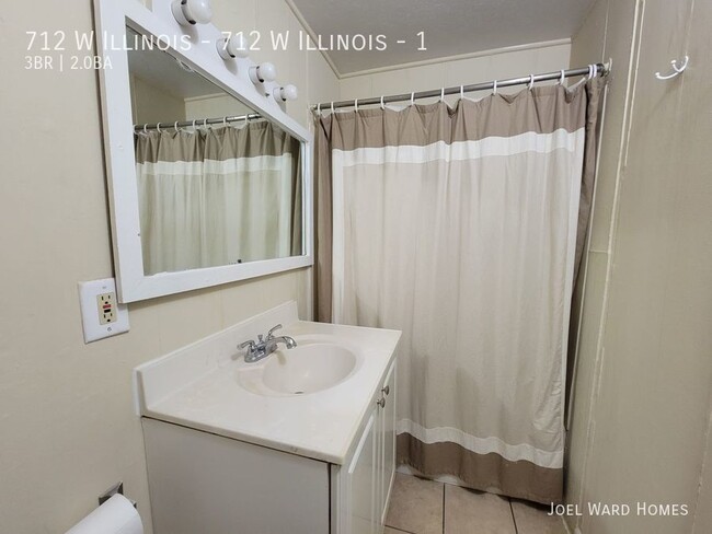 Building Photo - 3 Bedroom 2 Bathroom Unit Located 1 Block ...