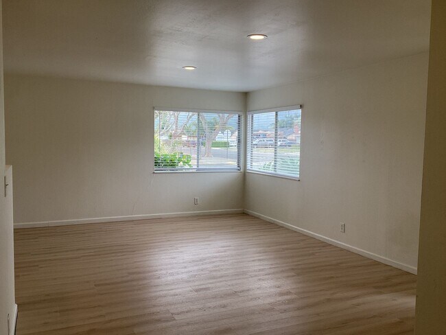 Building Photo - Single Story Updated Pet Friendly Home