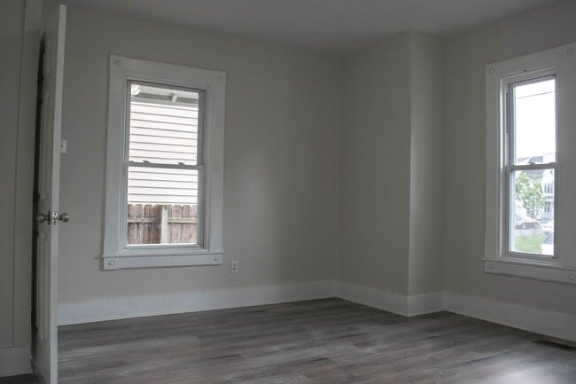 Building Photo - Renovated 3 Bedroom 2 Bathroom Single-Family Home!