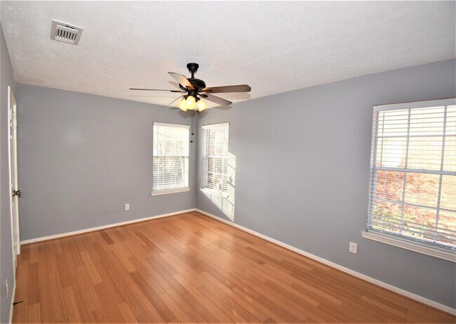 Building Photo - 1323 W Forest Dr