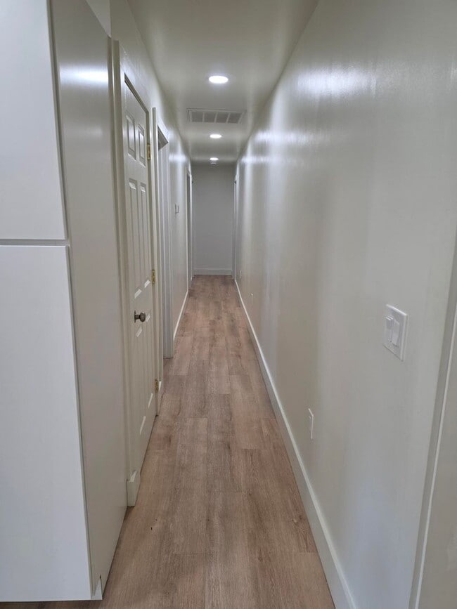 Building Photo - 3 bedrooms 2 bath