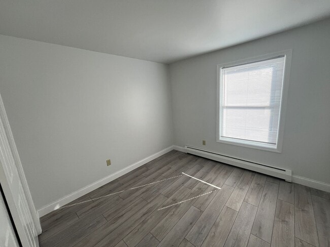 Building Photo - 2BD/1BA Second Floor Unit
