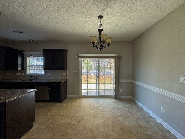 Building Photo - Beautiful 5 Bed 2.5 Bath Home with Main Level Primary Bedroom