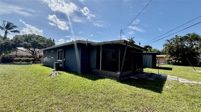 Building Photo - 320 Holloway Dr