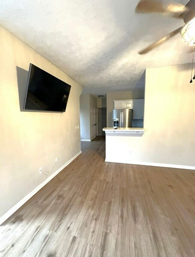 Building Photo - 105 Tomlinson Dr