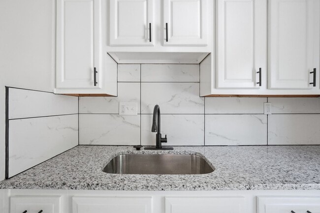 Building Photo - Newly Renovated Three Bed available to rent with move-in special!