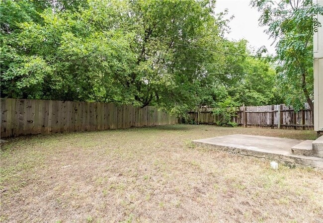 Building Photo - 3901 Knollwood Dr