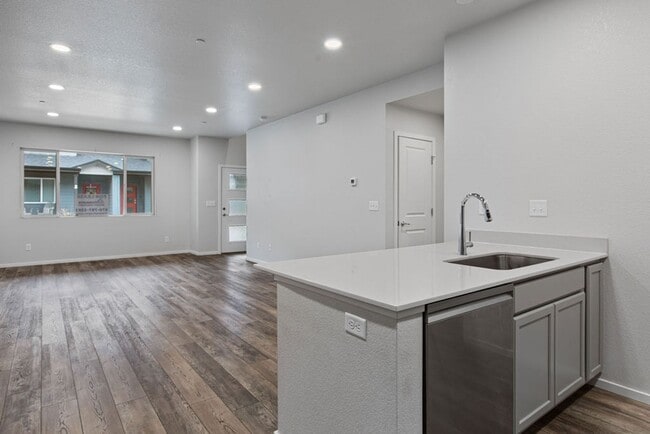 Building Photo - Students Welcome! Two Story 3 Bed 2.5 Bath Town Home North Fort Collins