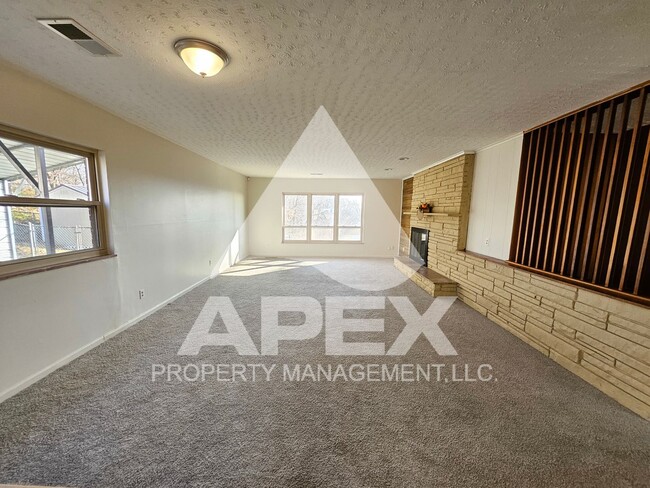 Building Photo - Spacious 4Bd – 2Ba Tri-Level Brick Home in North Knoxville!