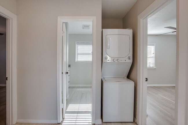 Building Photo - Pre Leasing for Fall 2026! 3/2 in Tech Terrace