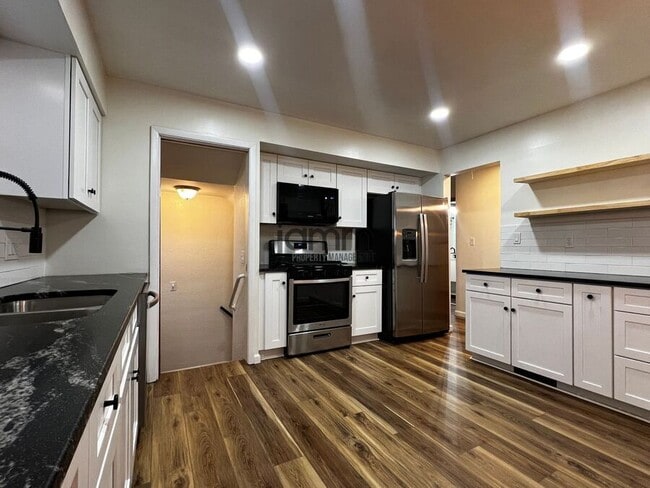 Building Photo - 2702 Grovewood Ave