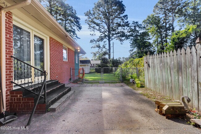 Building Photo - 2307 Woodland Ave