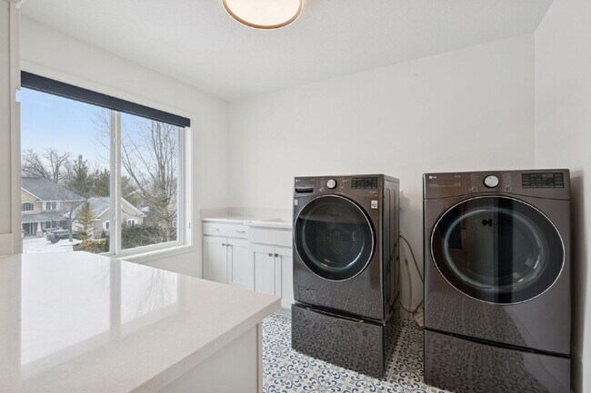Building Photo - Luxurious 5-Bed/5 Baths, Granite & 3 Car Garage