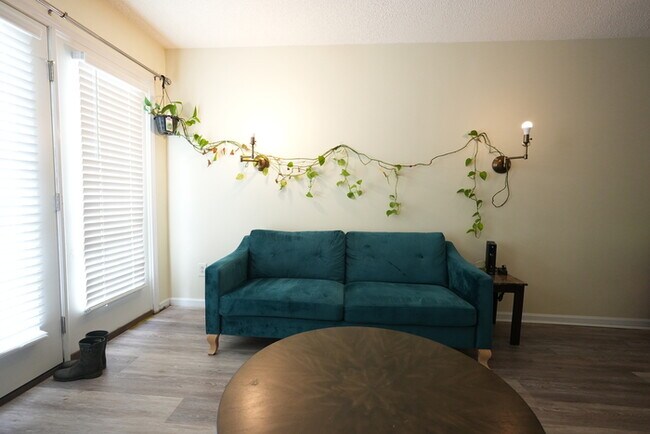 Building Photo - A charming house w/ 2 beds and 2 bath