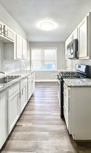 Building Photo - 9611 E 33rd St S