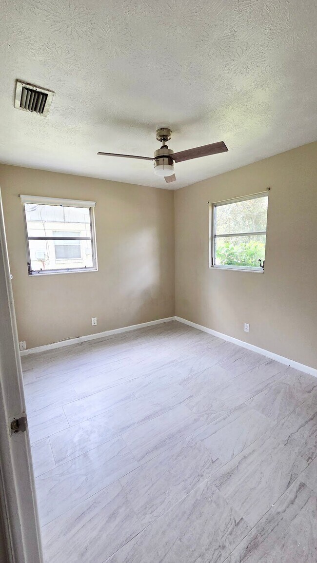 Building Photo - 4447 Melvin Cir W