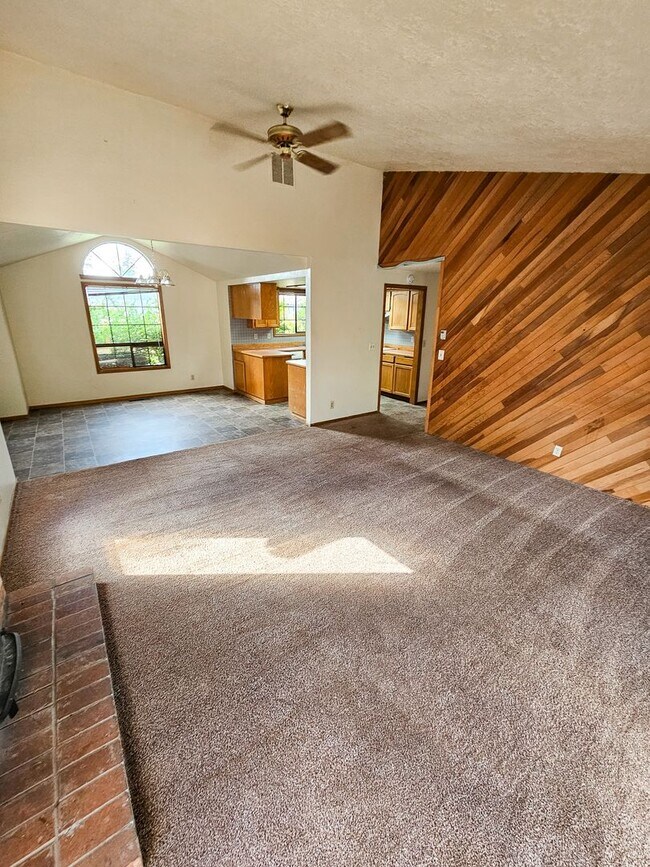 Building Photo - 1097 Summer Breeze Dr N