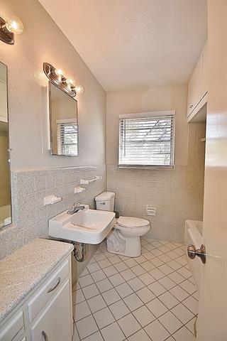 Building Photo - 10238 San Lorenzo Dr