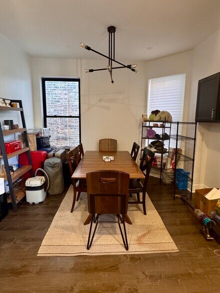 Building Photo - 948 W Addison St