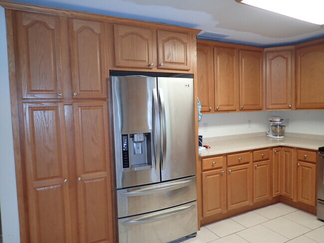 Building Photo - 525 Hidden Creek Dr