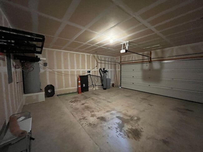Building Photo - Perfect 3/2.5 - Tall Ceilings and in Immac...
