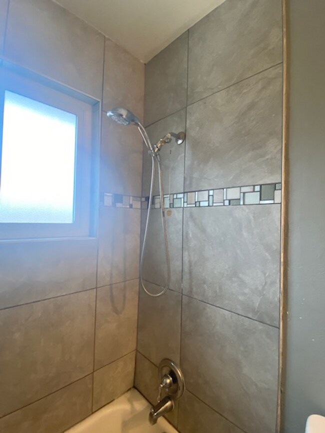 Building Photo - Hedges Ave