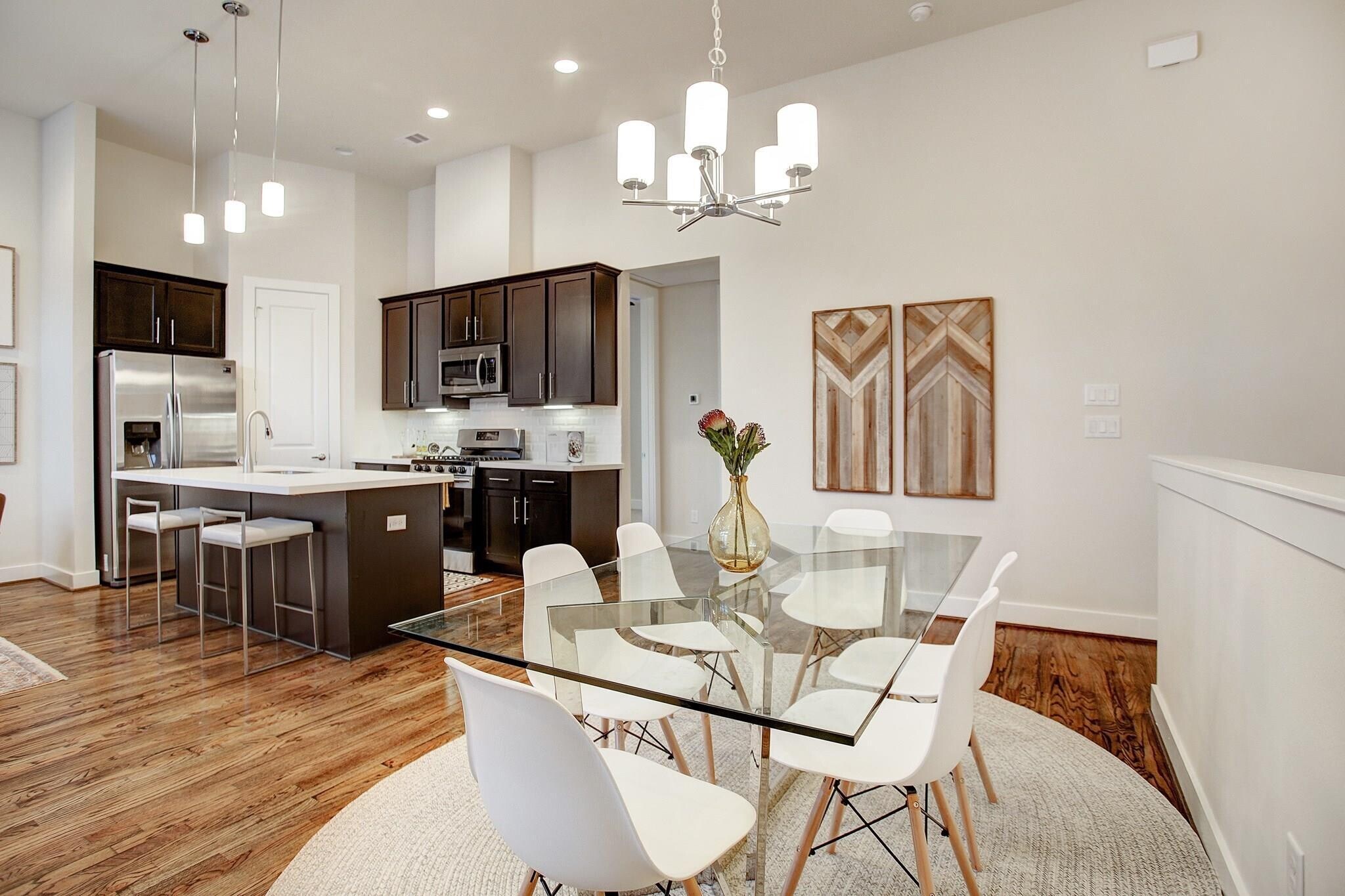 soaring ceilings on second floor - 2926 Alice St
