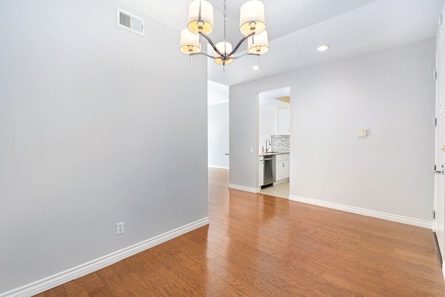 Building Photo - 1820 S Beverly Glen Blvd