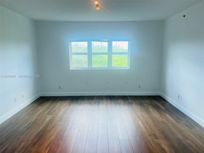 Building Photo - 14951 Royal Oaks Ln