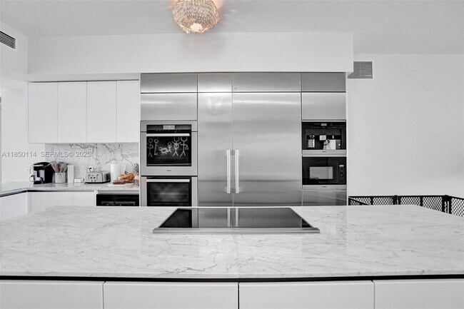 Building Photo - 5000 Island Estates Dr